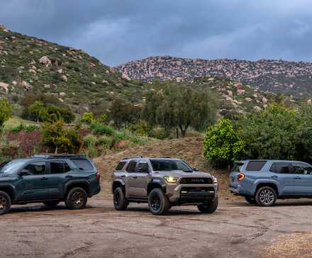 Linha 2025 do Toyota 4Runner estacionada fora de estrada