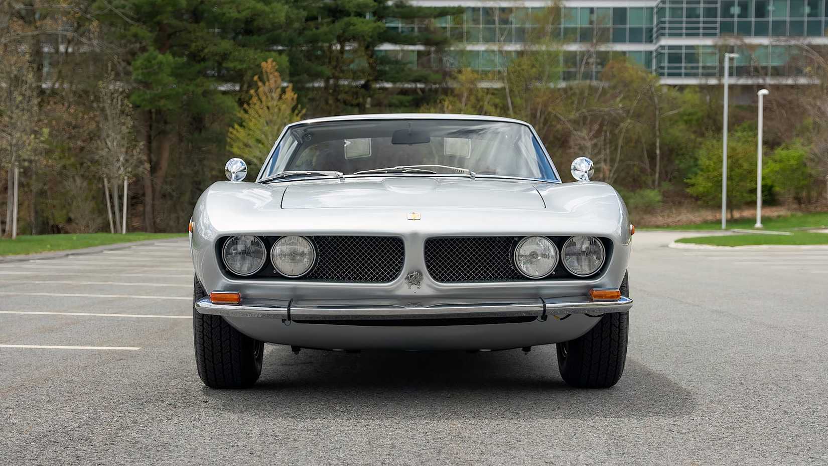 1967 Iso Grifo GL Série I em prata estacionado no estacionamento