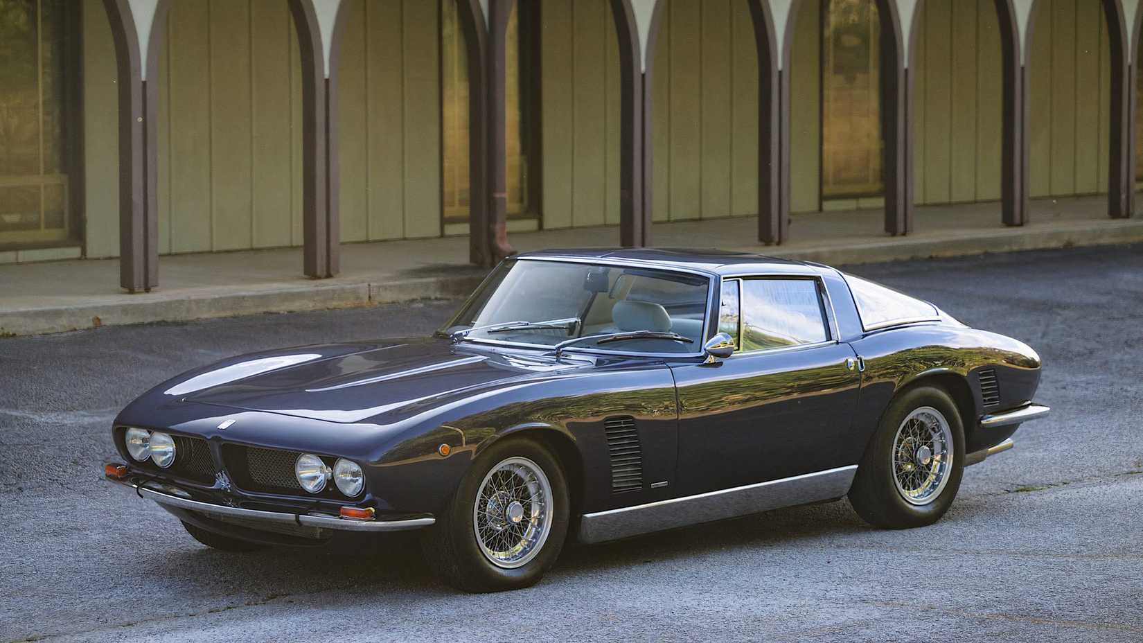 1970 Iso Grifo Série I em azul estacionado