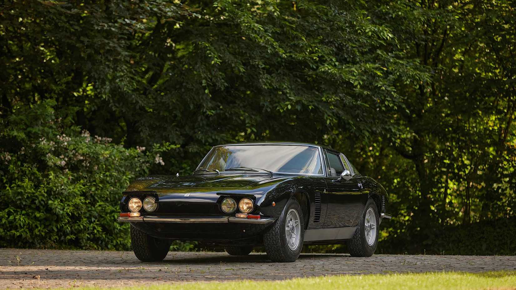1971 Iso Grifo Série II em preto dirigindo em estradas particulares
