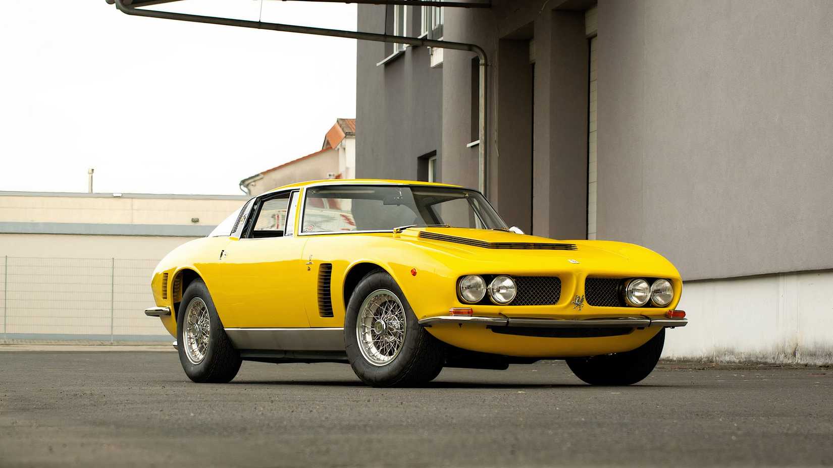 1969 Iso Grifo Série I em amarelo estacionado