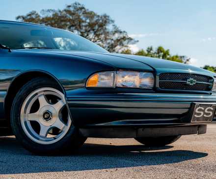 Chevrolet Impala SS 1996 com frente azul