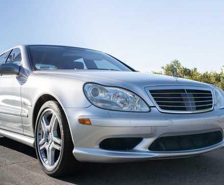 2006 Mercedes-Benz S65 AMG em prata estacionado na estrada