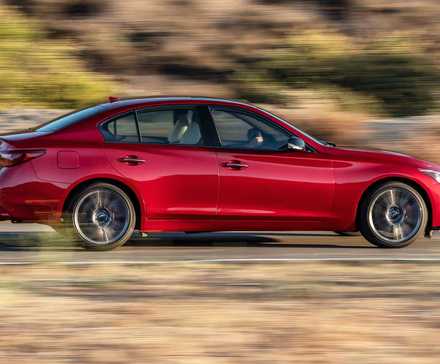 2024 Infiniti Q50 Red Sport 400 em vermelho dirigindo em estrada secundária