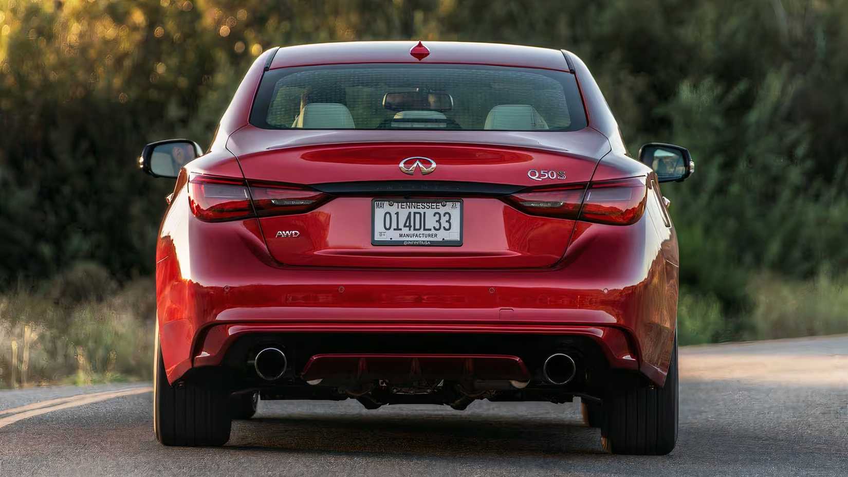 2024 Infiniti Q50 Red Sport 400 na traseira vermelha