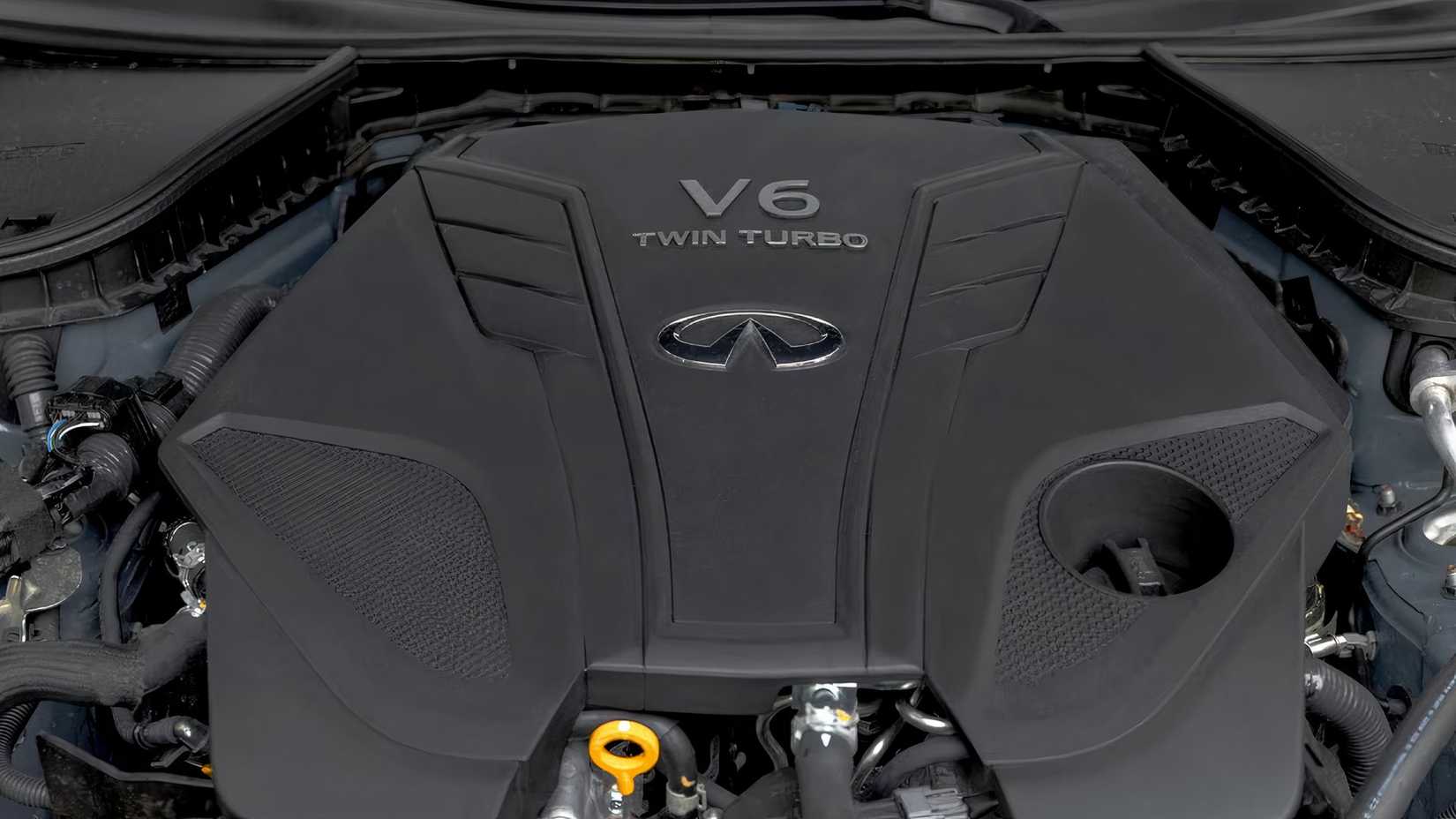 Compartimento do motor 2024 Infiniti Q50 Red Sport 400 mostrando motor V-6