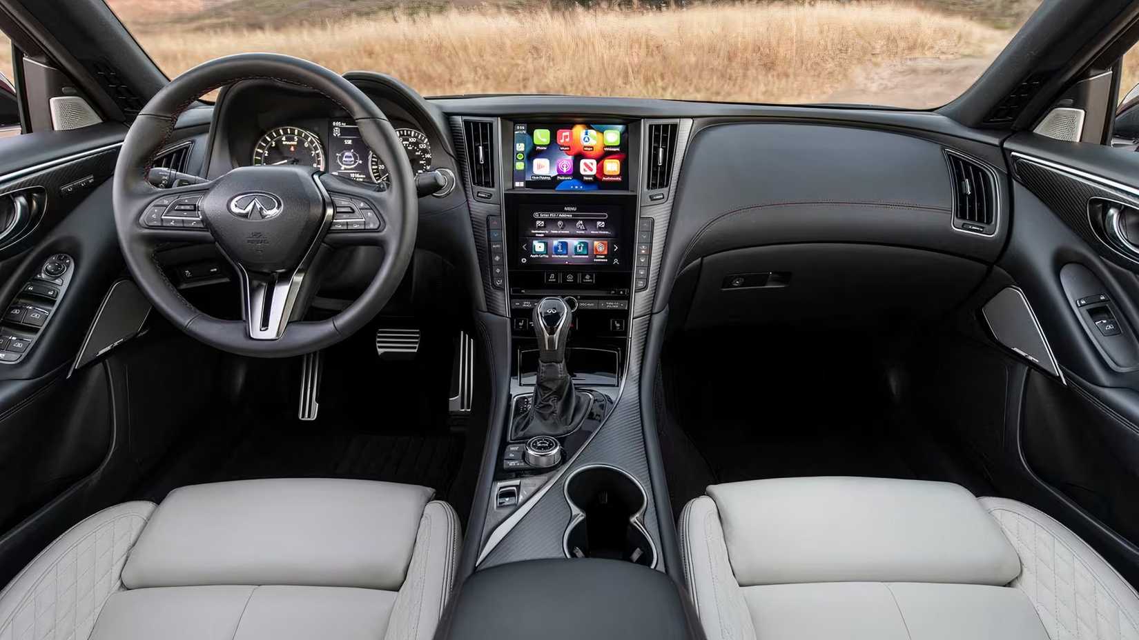 Interior do Infiniti Q50 Red Sport 400 2024 mostrando cabine frontal