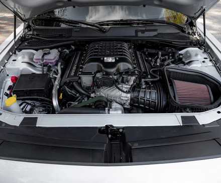 Compartimento do motor 2023 Dodge Challenger SRT Demon 170 mostrando o motor