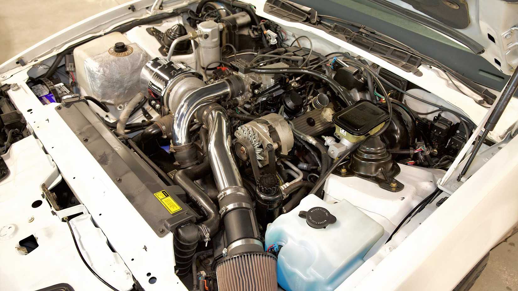 Compartimento do motor Pontiac Firebird Trans Am 1989 mostrando V-6 turboalimentado
