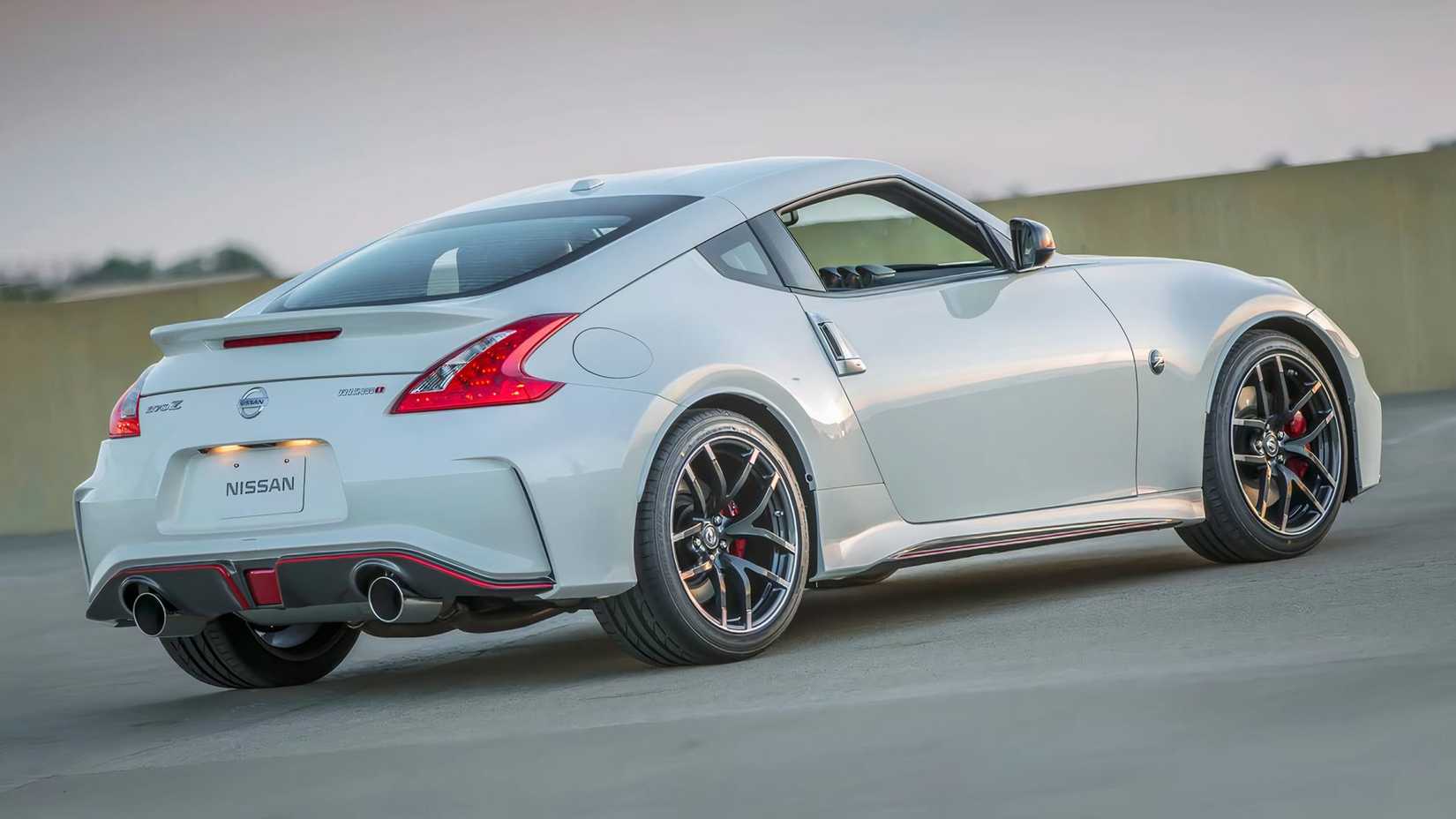 2020 Nissan 370Z NISMO em branco estacionado
