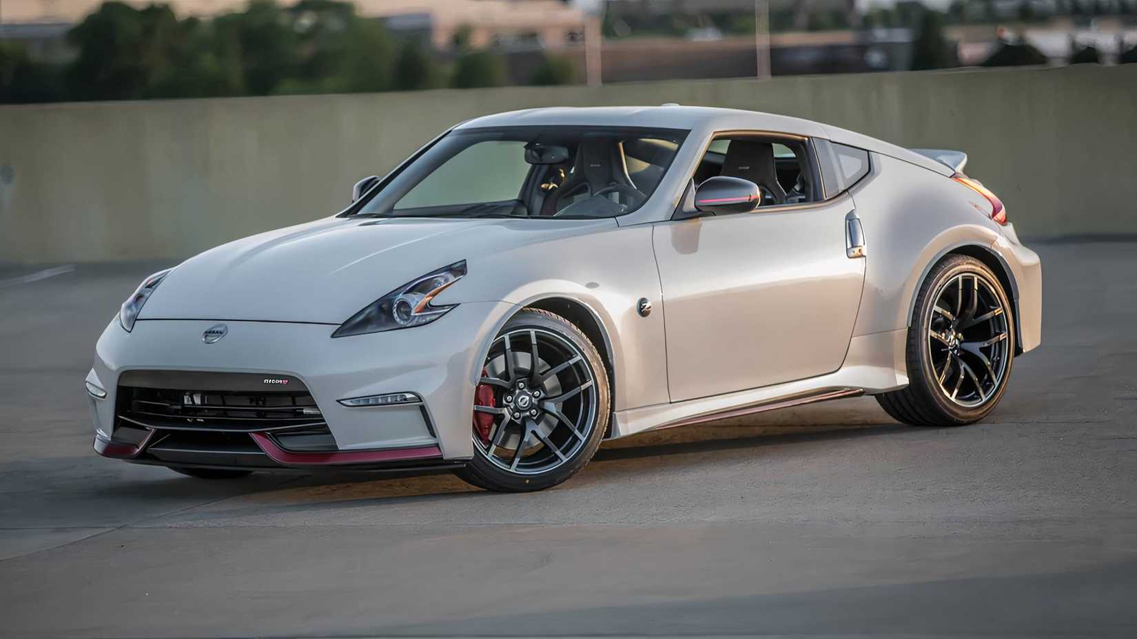 2020 Nissan 370Z NISMO em branco estacionado
