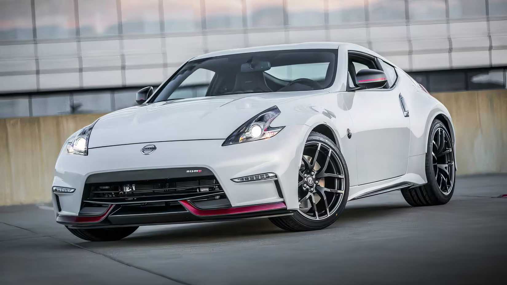 2020 Nissan 370Z NISMO em branco estacionado na pista