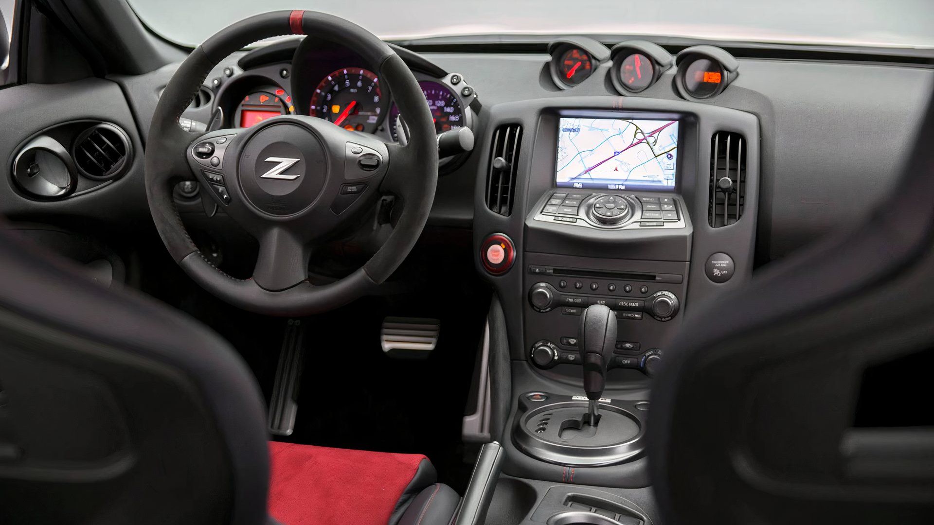 Interior do Nissan 370Z NISMO 2020 mostrando cabine
