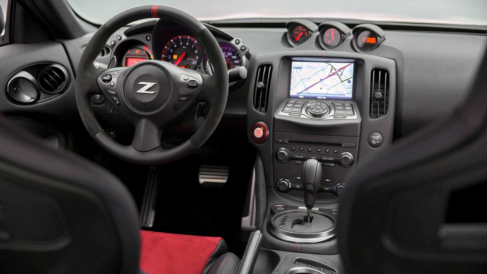 Interior do Nissan 370Z NISMO 2020 mostrando cabine