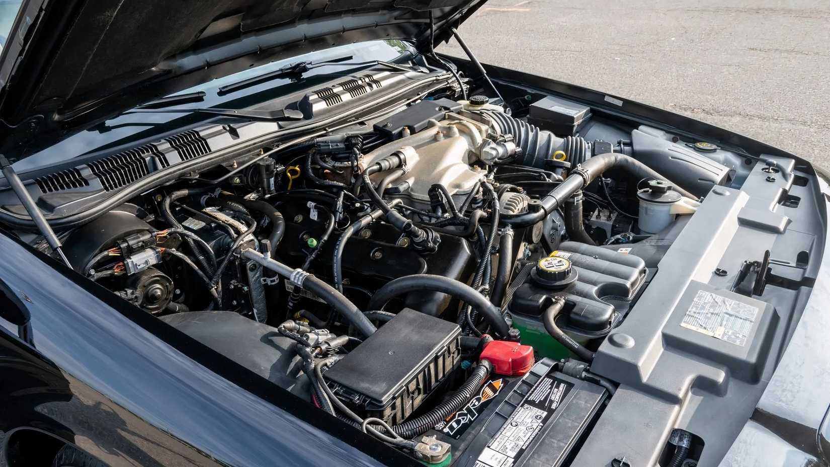 Um Mercury Marauder 2003 com o capô levantado mostrando seu motor