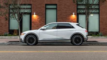 2022 Ioniq 5 exterior estacionado na lateral de um prédio