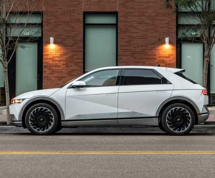 2022 Ioniq 5 exterior estacionado na lateral de um prédio