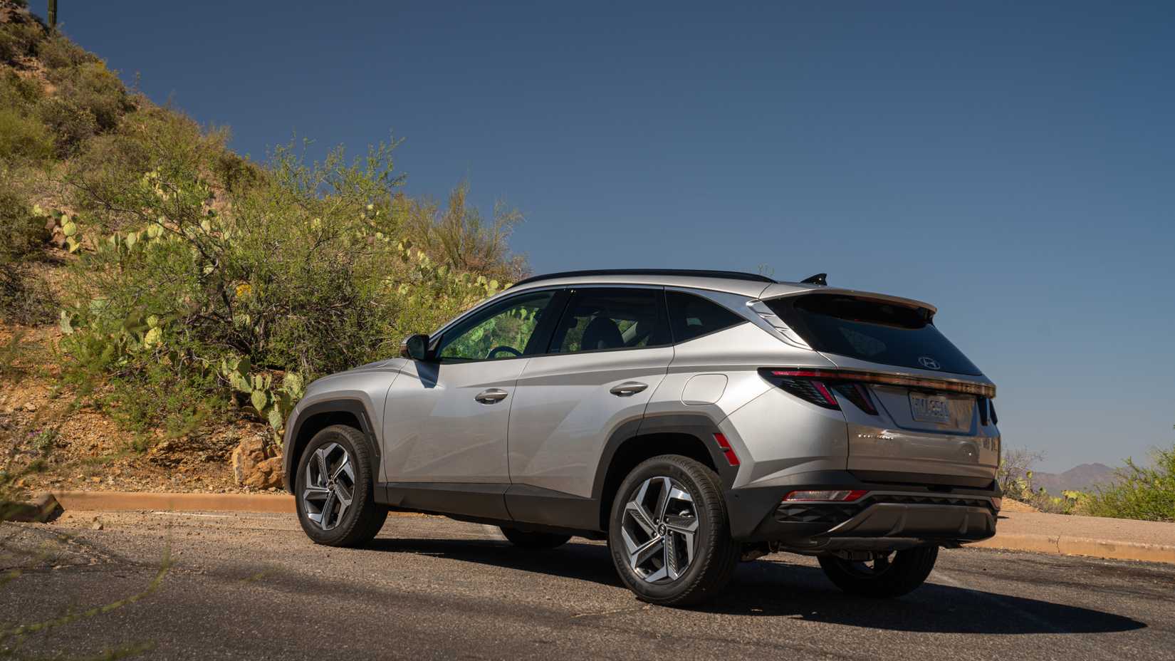 2022 Hyundai Tucson Hybrid in silver rear 3/4