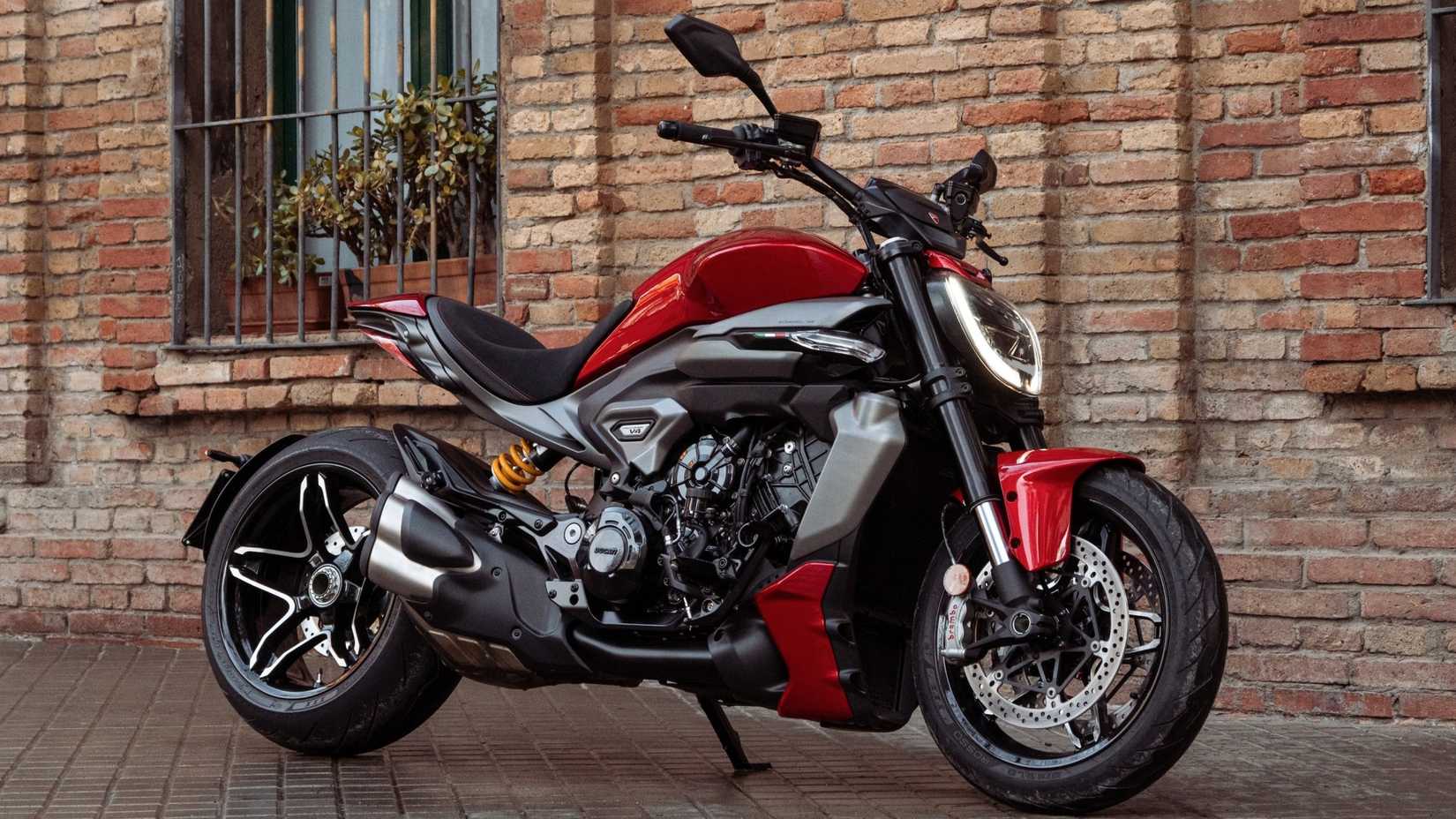 Vista frontal do terceiro quarto da Ducati XDiavel V4 2025
