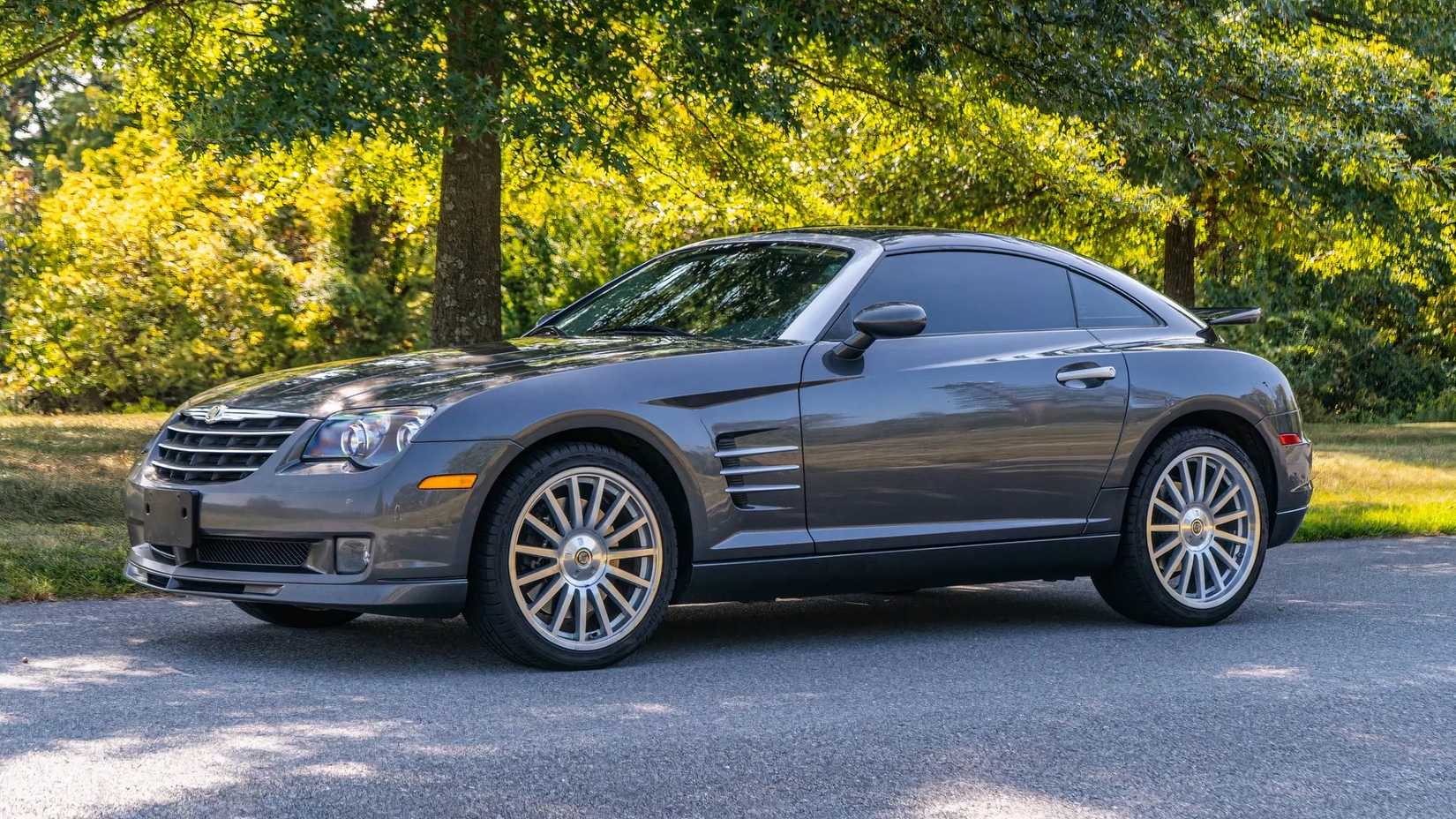 Foto frontal 3/4 de um Chrysler Crossfire SRT6 2005