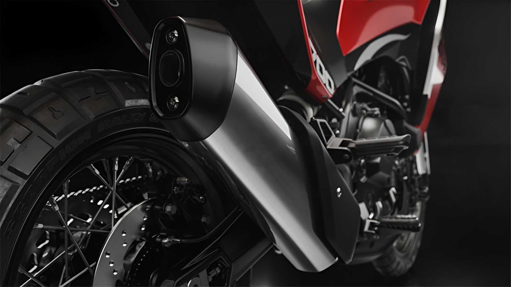 Close-up do sistema de escapamento Moto Morini X-Cape 700 2025