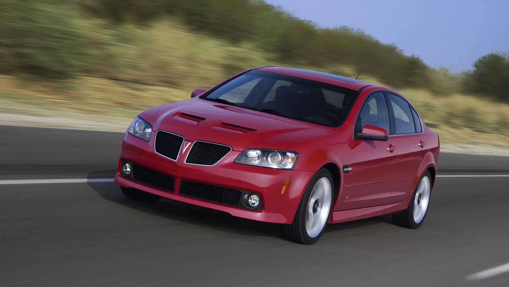 Foto frontal de um Pontiac G8 virando a esquina