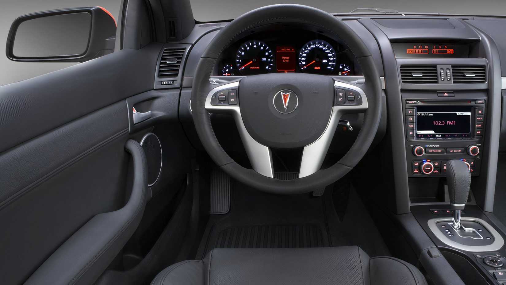 Foto do interior de um Pontiac G8 mostrando a cabine do lado do motorista
