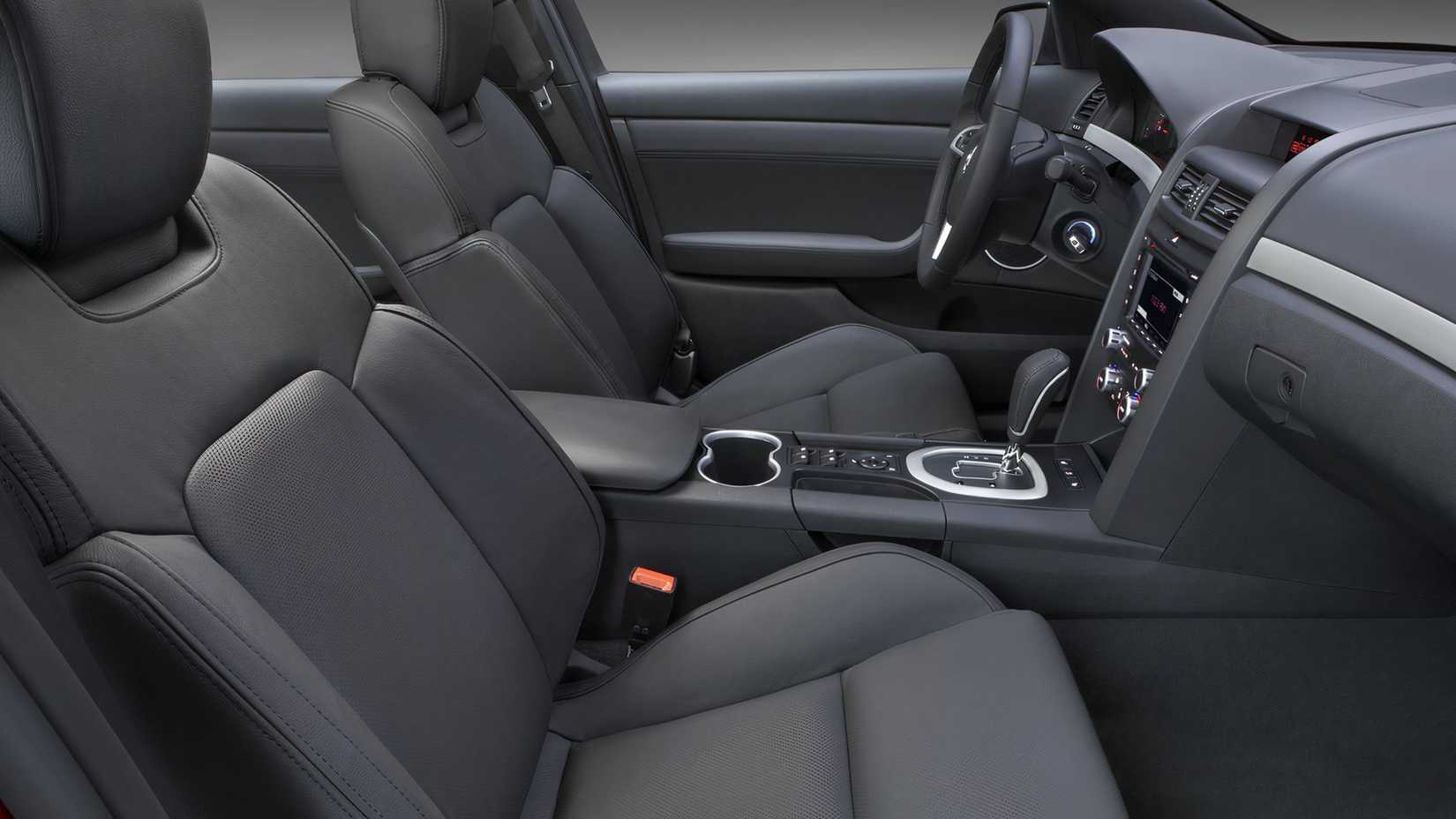 Foto do interior de um Pontiac G8 mostrando os bancos dianteiros