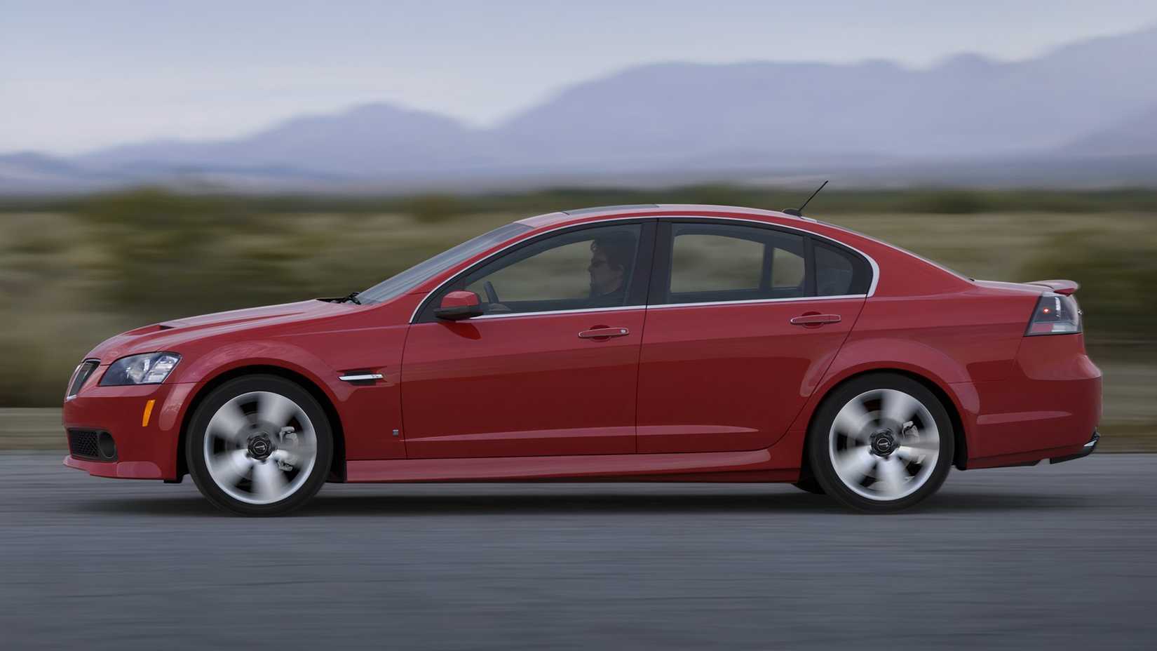 Foto lateral de um Pontiac G8 dirigindo