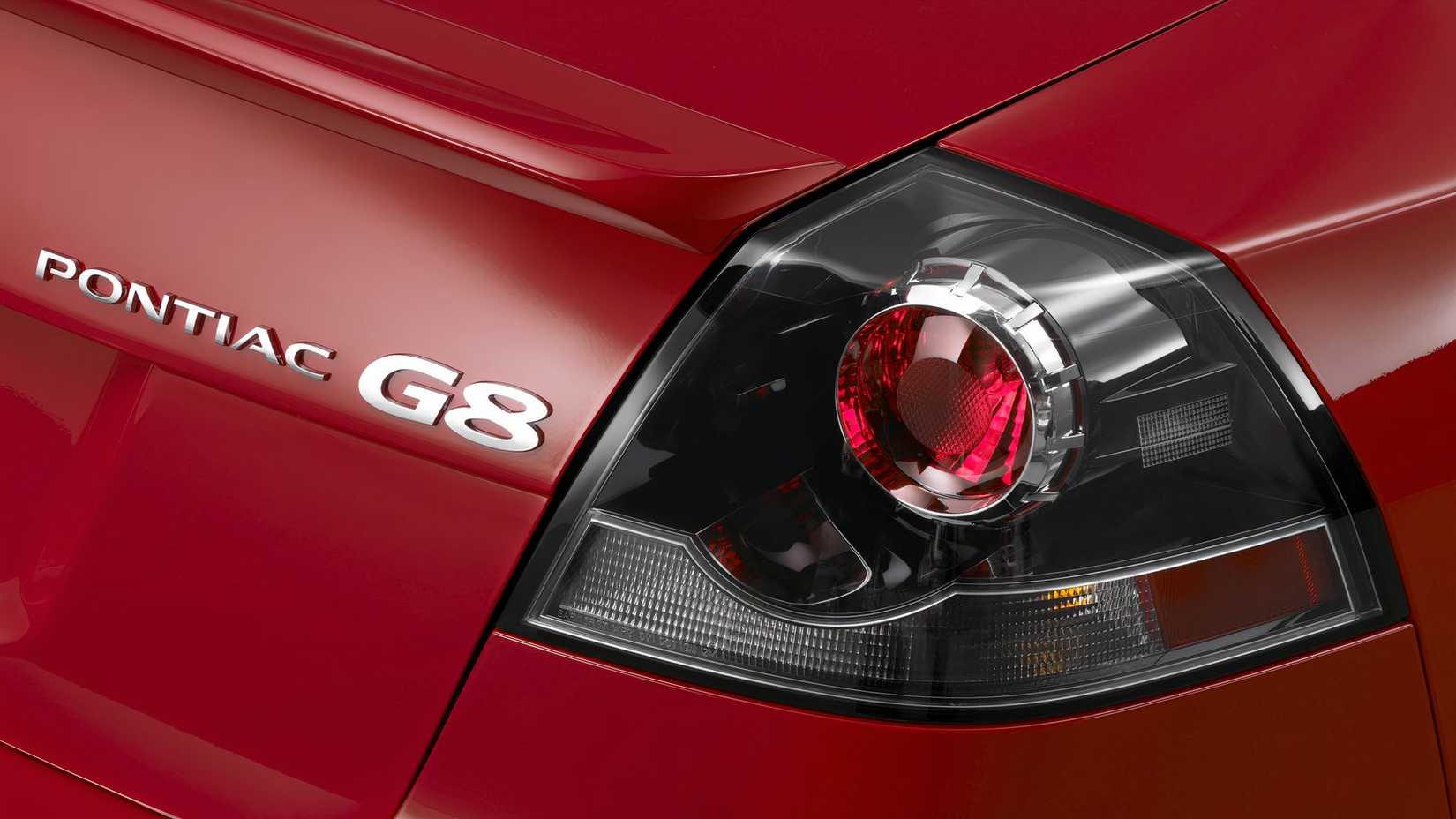 Close-up da parte traseira de uma lanterna traseira do Pontiac G8