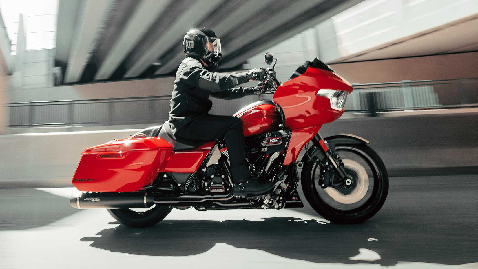 Piloto em uma Harley-Davidson CVO Road Glide ST 2025