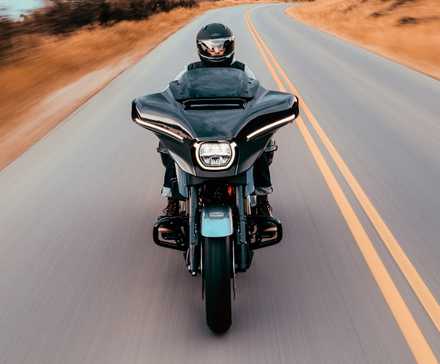Piloto em uma Harley-Davidson CVO Street Glide 2025