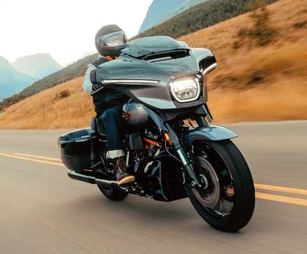 Piloto em uma Harley-Davidson CVO Street Glide 2025