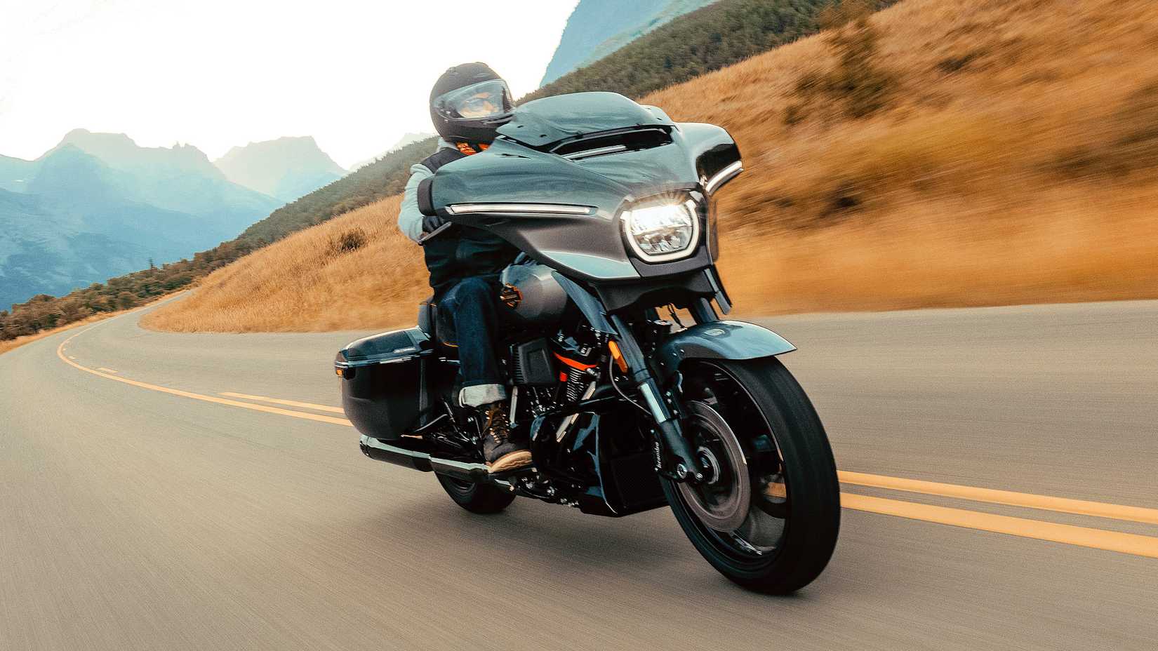Piloto em uma Harley-Davidson CVO Street Glide 2025