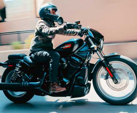 Piloto em uma Harley-Davidson Nightster Special 2025