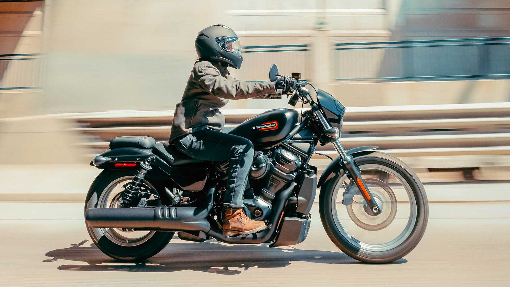 Piloto em uma Harley-Davidson Nightster Special 2025