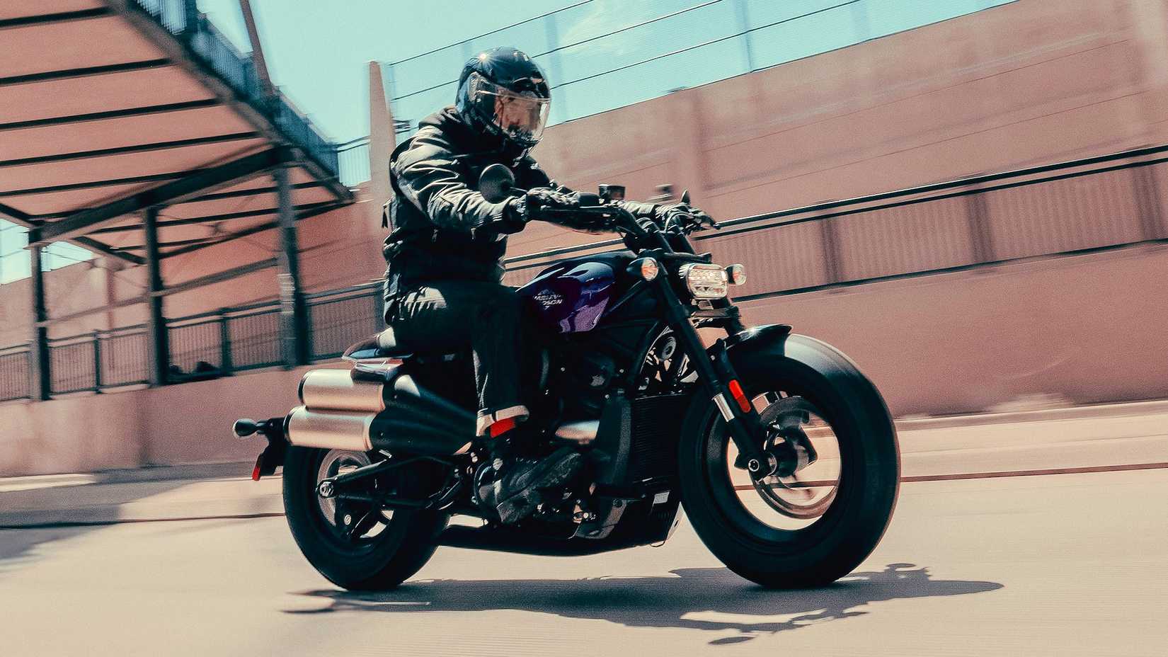 Piloto em uma Harley-Davidson Sportster S 2025