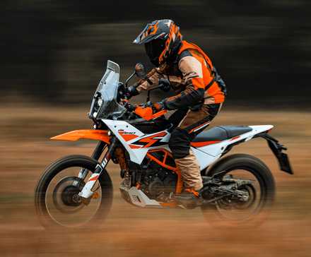 Piloto em uma KTM 390 Adventure R 2025