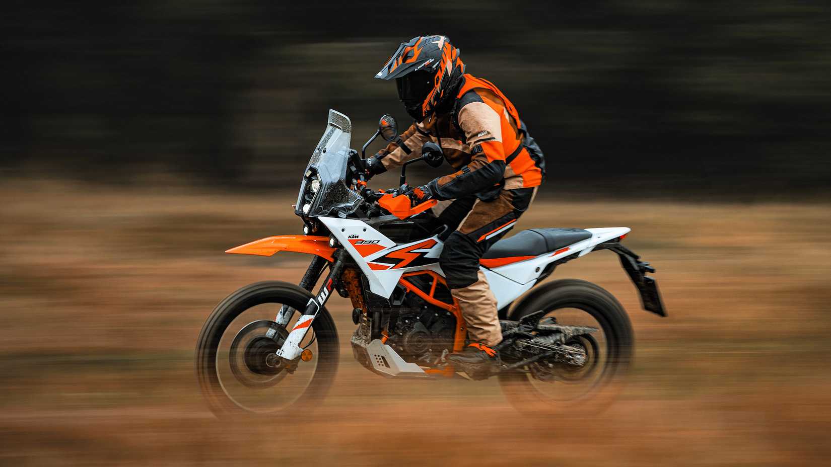 Piloto em uma KTM 390 Adventure R 2025