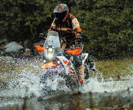 Piloto em uma KTM 390 Adventure R 2025