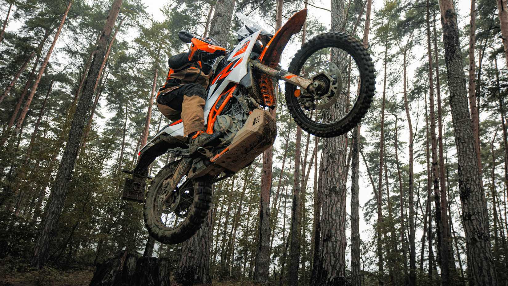 2026 KTM 390 Adventure R pegando ar sério no meio do salto