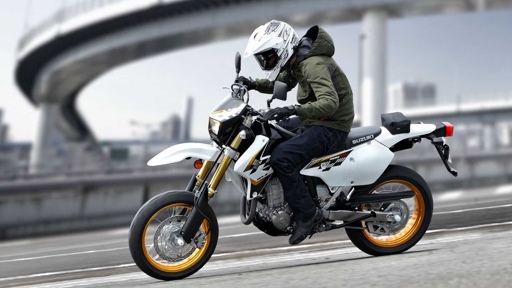 2025 DR-Z400SM nas estradas da cidade, vista de perfil lateral