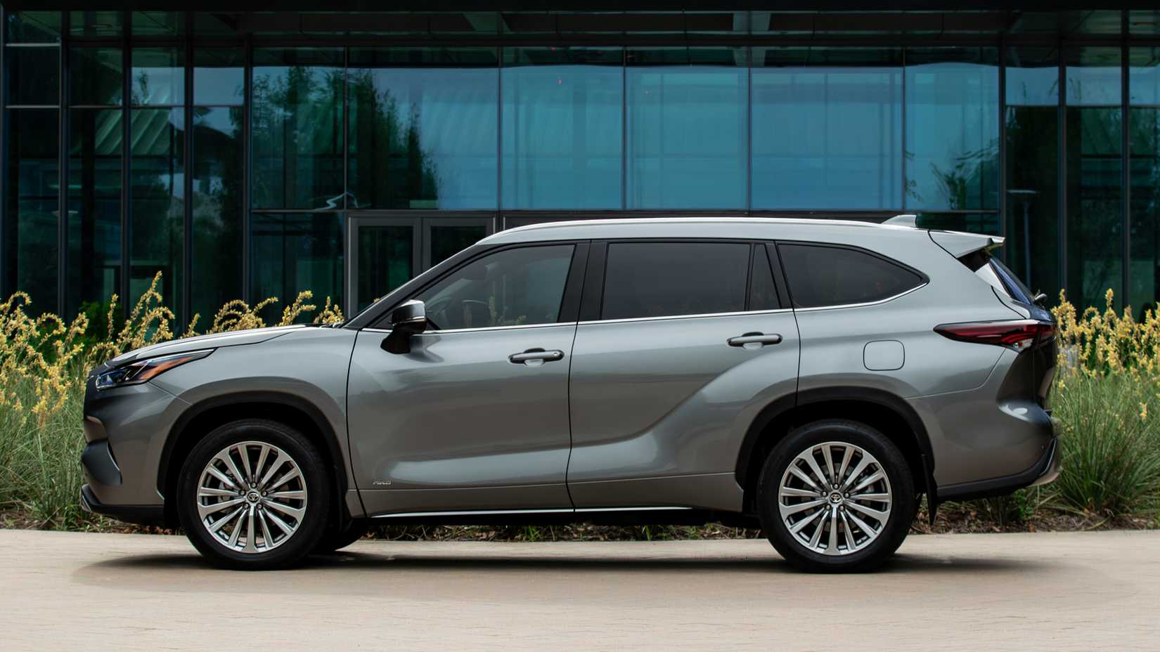 2025 Toyota Highlander Hybrid 25th Edition Exterior Side Shot