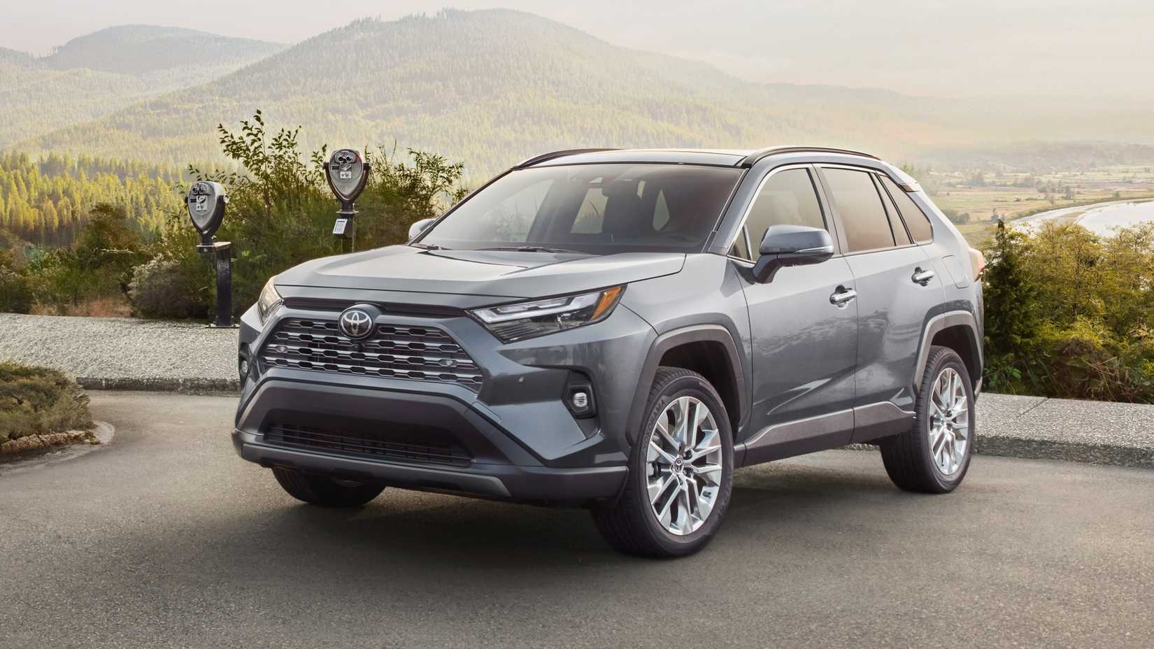 Foto estática frontal de três quartos de um Toyota RAV4 Limited 2025 cinza estacionado em um mirante panorâmico