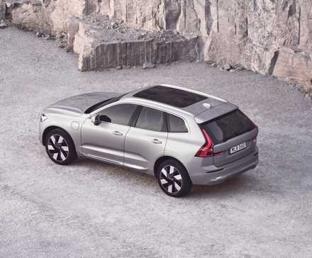 Foto aérea do Volvo XC60 Recharge T8 Silver Dawn
