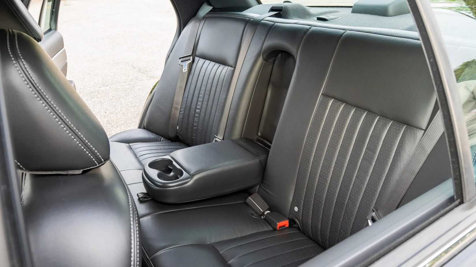 Bancos traseiros de um Mercury Marauder 2003 em close-up do interior