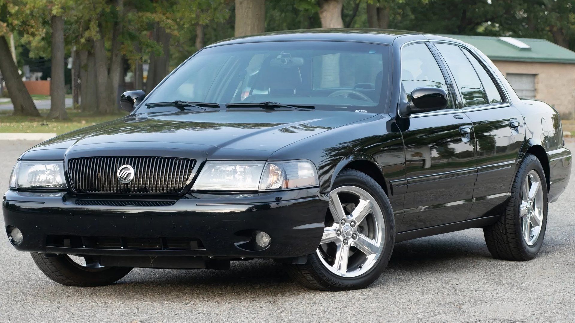 Foto frontal 3/4 de um Mercury Marauder 2003