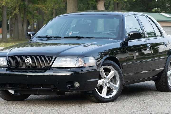 Foto frontal 3/4 de um Mercury Marauder 2003