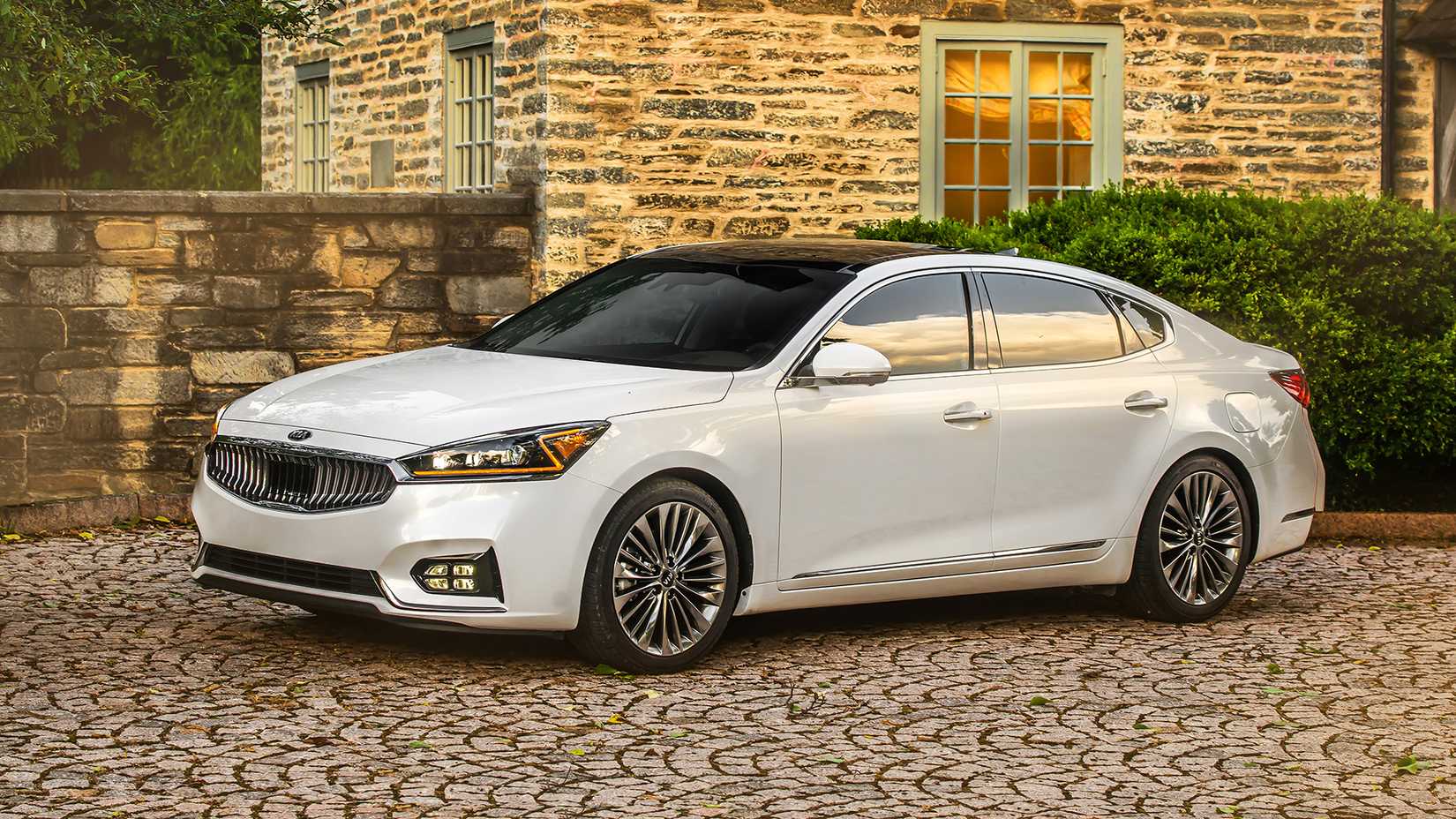 Side shot of a 2019 Kia Cadenza