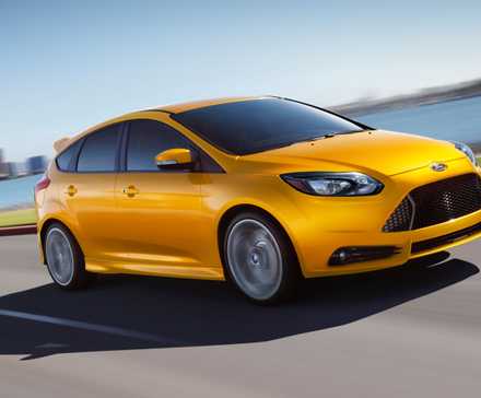 2014 Ford Focus ST em ângulo na estrada